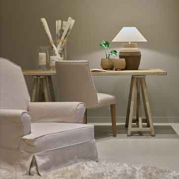 Flamant Sessel mit Leinenhusse und Schreibtisch Herom mit Tischlampe in ruhigem Beige-Interieur